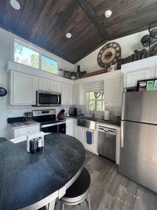 Fox Hollow - Tiny With Cypress Creek Access, Park Like Setting